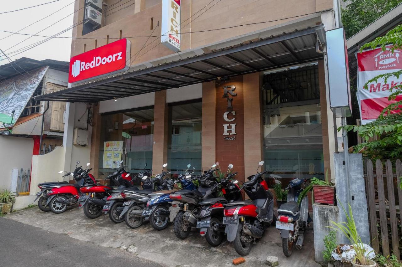 Reddoorz At Hotel Rich Parepare Near Pantai Mattirotasi Kültér fotó